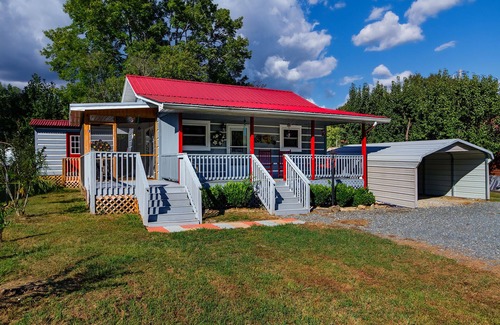 Bryson City Cabin | Walking Distance from entrance of Great Smoky Mountain National Park Deep Creek Cottage