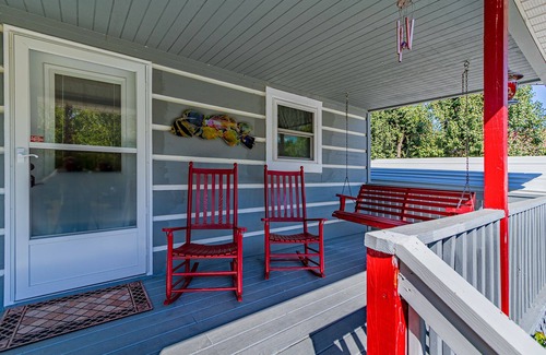 Bryson City Cabin | Walking Distance from entrance of Great Smoky Mountain National Park Deep Creek Cottage