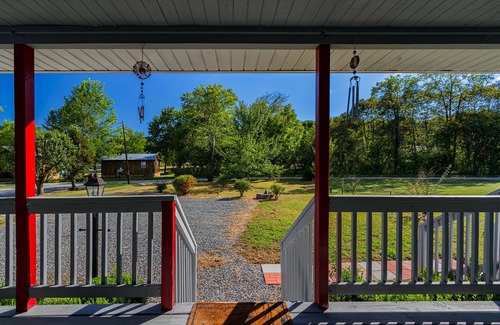 Bryson City Cabin | Walking Distance from entrance of Great Smoky Mountain National Park Deep Creek Cottage