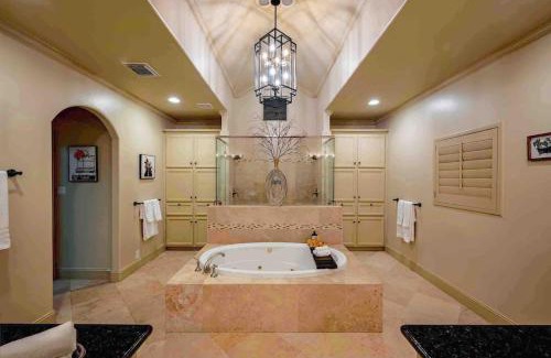 Houston House | Walking Distance to Galleria Mall and River Oaks District Modern Home