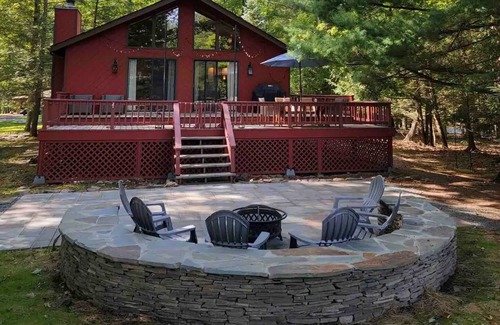 Greentown House | Walking distance to lakes and golf course