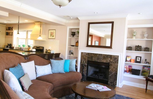 Rogers Park Condo | Walking distance to restaurants, shops and Lake Michigan,