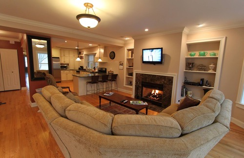 Rogers Park Condo | Walking distance to restaurants, shops and Lake Michigan,