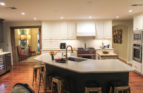 Oxford House | Walking Distance to Square and Campus, Spacious 5-Bedroom House
