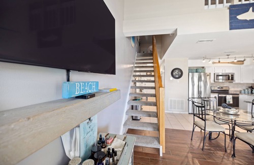 Frangista Beach Condo | Walking distance to the beach, the Whale’s Tail & Pompano Beach!
