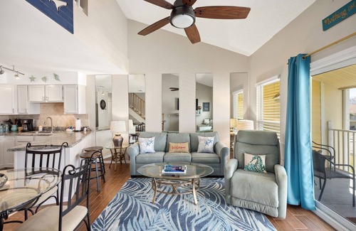 Frangista Beach Condo | Walking distance to the beach, the Whale’s Tail & Pompano Beach!