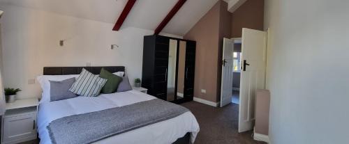 Oxford House | Walnut Tree View
