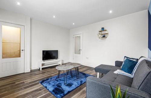 Walsall House | Walsall - 4 Bedroom House, Wi-Fi, Garden , Sleeps 8 - JRR Stays
