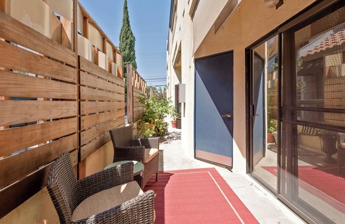 Studio City House | Warm, comfortable townhouse close to Hollywood & Universal