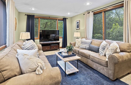 The Galena Territory Cottage | Warm & Cozy 3-Bedroom Cottage - With Hot Tub