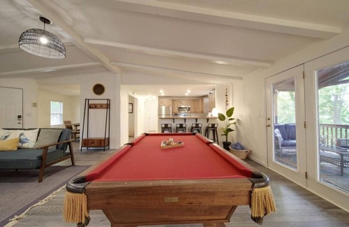 Mayhew Cabin | Warm Days & Cool Knights—Fire Pit—Pool Table—Boat Rental!
