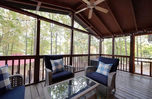 Mayhew Cabin | Warm Days & Cool Knights—Fire Pit—Pool Table—Boat Rental!
