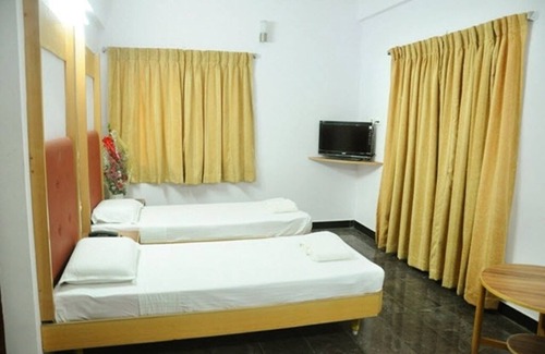 Madurai Hotel | Warmly decorated rooms/Vandiyur Lake view Stay