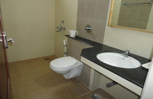 Madurai Hotel | Warmly decorated rooms/Vandiyur Lake view Stay