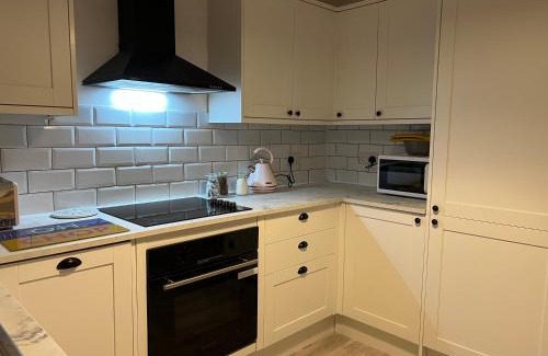 Warrington House | Warrington House - Sleeps 6 - WiFi - Free Parking - Contractor Friendly