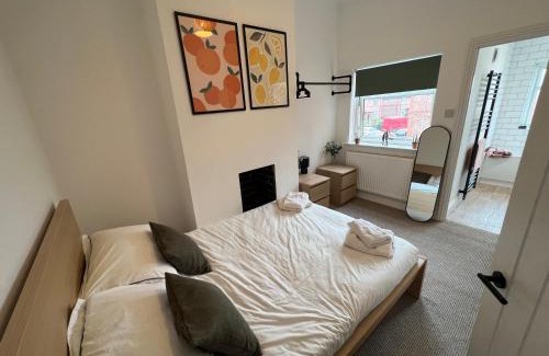 Warrington House | Warrington House - Sleeps 6 - WiFi - Free Parking - Contractor Friendly