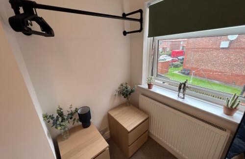 Warrington House | Warrington House - Sleeps 6 - WiFi - Free Parking - Contractor Friendly