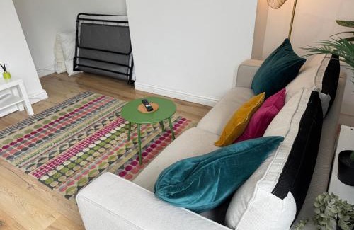 Warrington House | Warrington House - Sleeps 6 - WiFi - Free Parking - Contractor Friendly