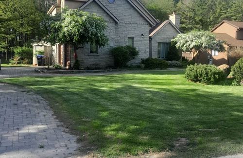 Wasaga Beach House | Wasaga Beach Retreat. 5 Queen, 2 singles. 6 min to Beach 6; 20 min to Blue Mtn.