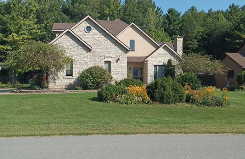Wasaga Beach House | Wasaga Beach Retreat. 5 Queen, 2 singles. 6 min to Beach 6; 20 min to Blue Mtn.