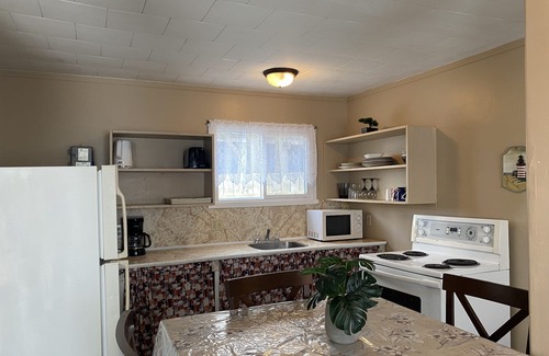 Wasaga Beach Cottage | Wasaga Beach walk to main end Free Parking Free Wifi