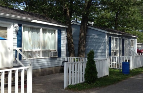 Wasaga Beach Cottage | Wasaga Beach walk to main end Free Parking Free Wifi