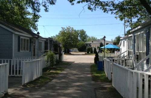 Wasaga Beach Cottage | Wasaga Beach walk to main end Free Parking Free Wifi