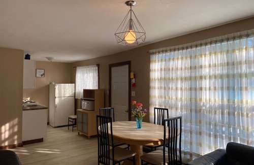 Wasaga Beach Cottage | Wasaga Beach walk to main end Free Parking Free Wifi