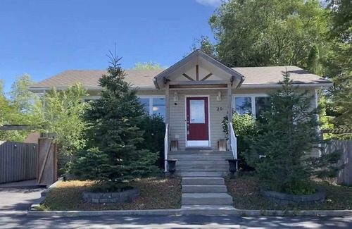 Wasaga Beach Cottage | Wasaga Cottage 2 min from beach 1! 5min from blueberry trail