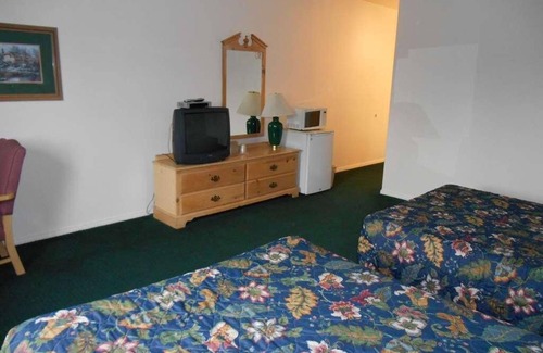 Enumclaw House | Washington Getaway at GuestHouse Enumclaw! Pet-Friendly Property, Free Parking