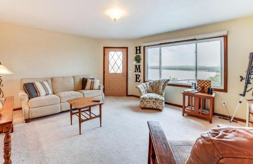 Peoria Heights House | Watch the Sunrise at this Quaint Lake-View Cottage