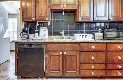 Clearlake Cottage | Watefront Getaway w/Mtn Views & Dock in Clearlake