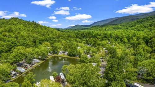 Gatlinburg - Pigeon Forge House | Water Edge Glamping Resort- Fishing Pond, Fire Pit, Mini Golf, Golf Cart