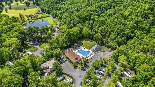 Gatlinburg - Pigeon Forge House | Water Edge Glamping Resort- Fishing Pond, Fire Pit, Mini Golf, Golf Cart