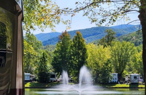 Gatlinburg - Pigeon Forge House | Water Edge Glamping Resort- Fishing Pond, Fire Pit, Mini Golf, Golf Cart