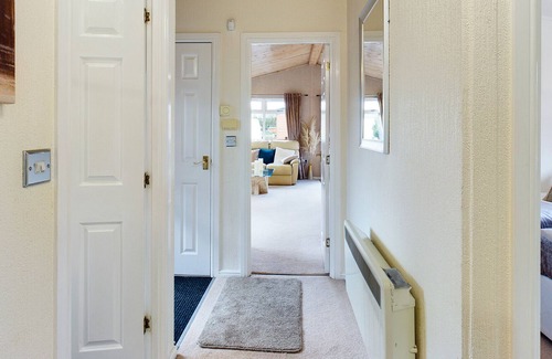 Yealand Conyers Cabin | WATER EDGE LODGE, family friendly, with pool in Carnforth