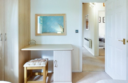 Yealand Conyers Cabin | WATER EDGE LODGE, family friendly, with pool in Carnforth