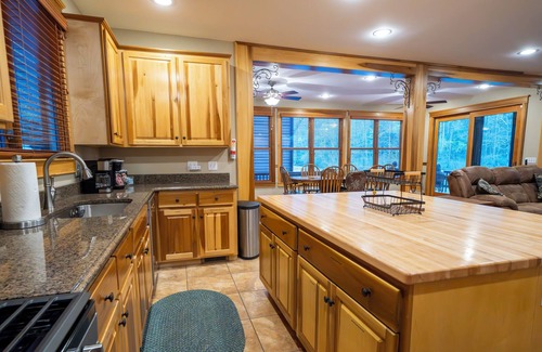Byrdstown House | WATER FRONT home with HOT TUB