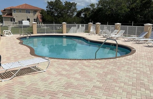Homosassa House | Water Front Marina - Steps from Pool & Fishing Pier! Slip avail. Kayaks & Bikes!