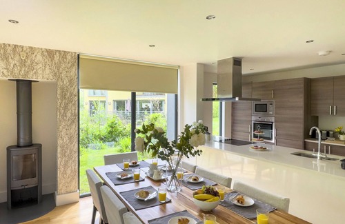 Somerford Keynes House | Water Garden 10, Detached/roof terrace, 4/5 bed 3 bathrooms, 10 adults spa/pools