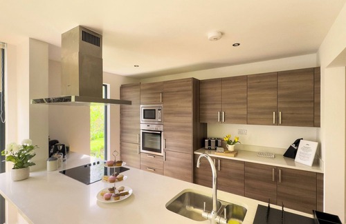 Somerford Keynes House | Water Garden 10, Detached/roof terrace, 4/5 bed 3 bathrooms, 10 adults spa/pools