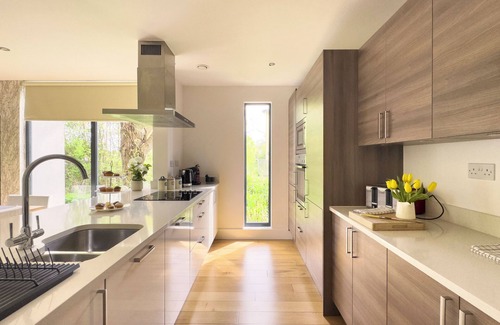 Somerford Keynes House | Water Garden 10, Detached/roof terrace, 4/5 bed 3 bathrooms, 10 adults spa/pools