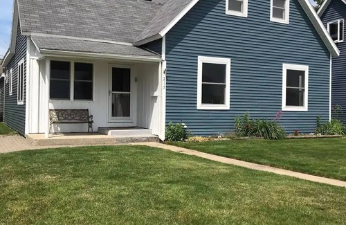 Harbor Beach House | Water House- Walking distance to beach/piers/bars
