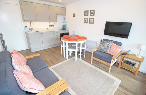 Borth-y-Gest Cottage | WATER'S EDGE, pet friendly, character holiday cottage in Porthmadog