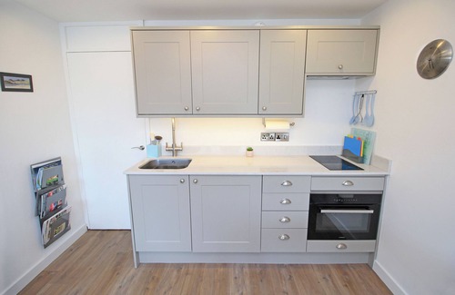 Borth-y-Gest Cottage | WATER'S EDGE, pet friendly, character holiday cottage in Porthmadog
