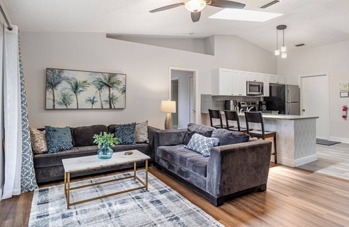 Interchange Square House | Water view and renovated
