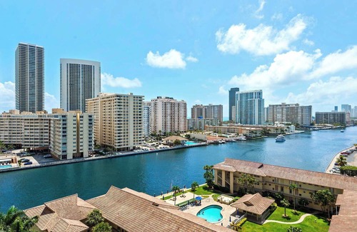 Hallandale Beach Apartment | Water View Studio with Balcony – 11th Floor