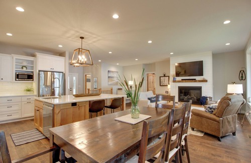Alexandria House | Watercraft & Dock: Lakefront Retreat in Alexandria