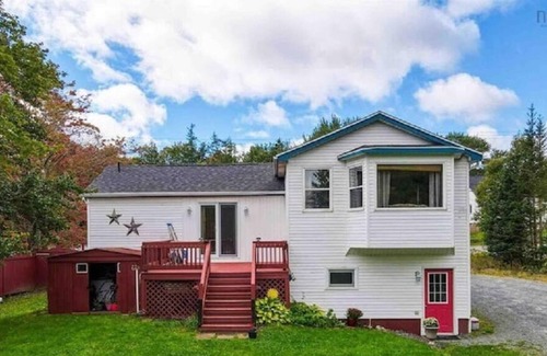 Timberlea House | Waterfront 2 bedroom house with hot tub