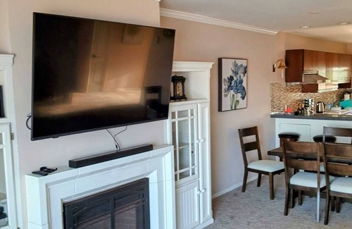 Central Mission Beach Condo | Waterfront 2-bedroom condo in charming Mission Bay, San Diego with WiFi